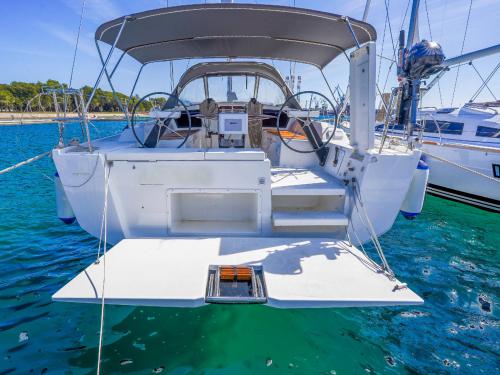 Segelyacht Dufour 430 Yachtcharter in Pula