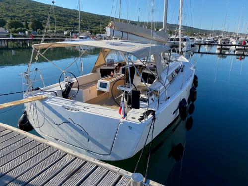 Sailboat Dufour 430 for rent in Primosten