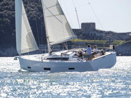 Sailing yacht Dufour 430 for hire in Rodi Garganico Marina