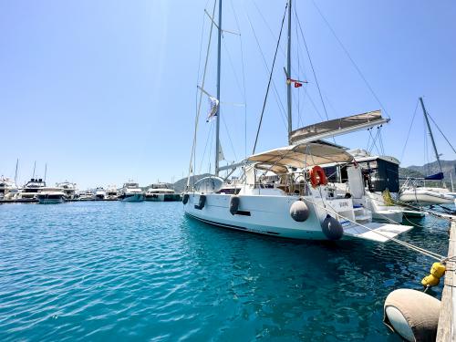 Yacht Dufour 430 Yachtcharter in Göcek Belediyesi Marina