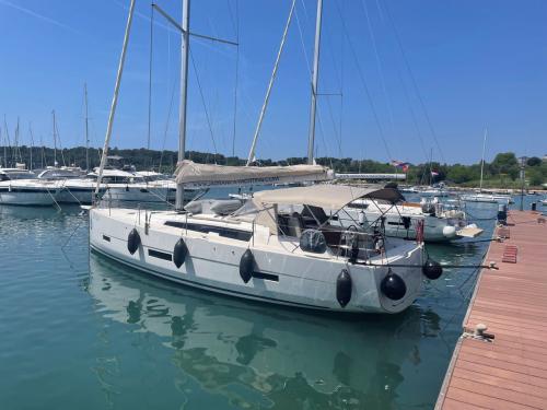 Yacht Dufour 430 Grand Large available for charter in Marina Veruda