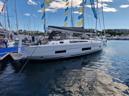 Yacht Dufour 470 for charter in Marina Port Grimaud