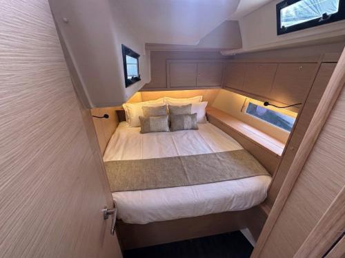 Sailing boat Dufour 470 for charter in Salerno