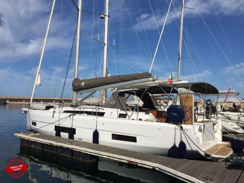 Sailing yacht Dufour 470 for hire in Marina di Scarlino
