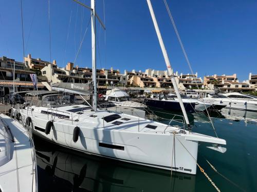 Yacht Dufour 530 for charter in Cogolin