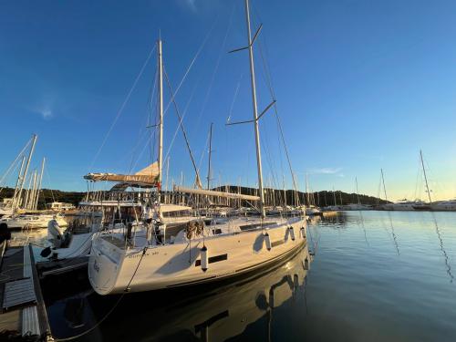 Sailing yacht Dufour 530 for rent in Puntone
