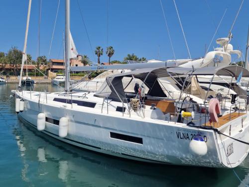 Sailing yacht Dufour 530 for rent in Portorosa
