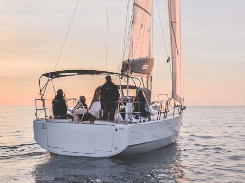 Segelyacht E4 Yachtcharter in Marina Tankerkomerc
