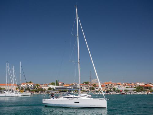 Yacht E4 chartern in Marina Pirovac