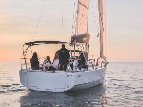 Segelyacht E4 chartern in Marina Pirovac