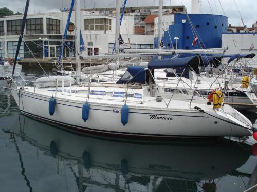 Yacht Elan 331 chartern in Marina Tankerkomerc