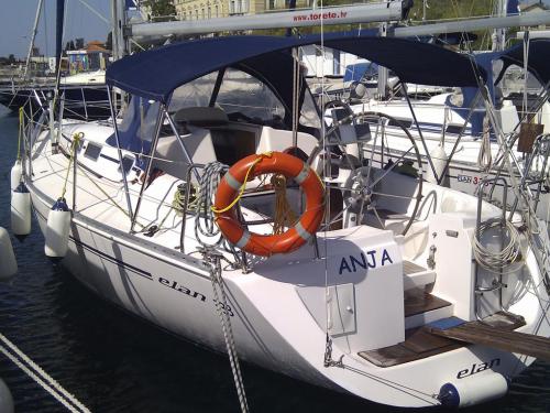 Sailboat Elan 333 for rent in Marina Borik