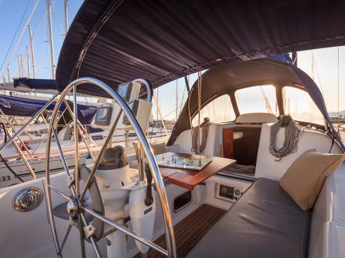 Yacht Elan 333 chartern in Marina Kastela