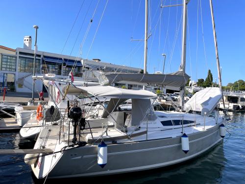 Yacht Elan 340 for charter in Zadar