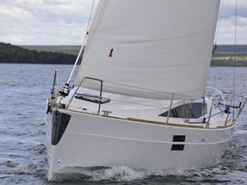 Sailing yacht Elan 35 Impression available for charter in Zadar