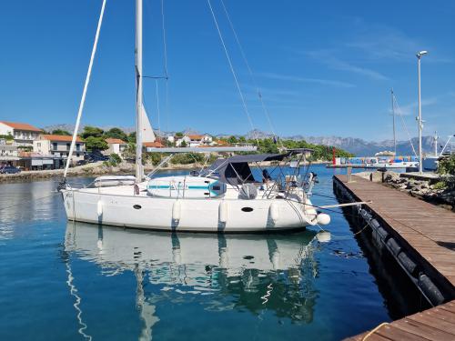 Segelyacht Elan 384 Impression chartern in Marina Baska Voda Segelyacht Elan 384 Impression chartern in Marina Baska Voda