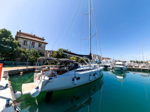 Sailing yacht Elan 45 Impression for hire in Zadar