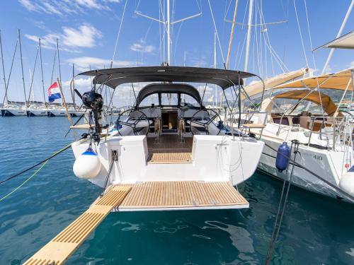 Segelyacht Elan 45 Impression Yachtcharter in Marina Kastela