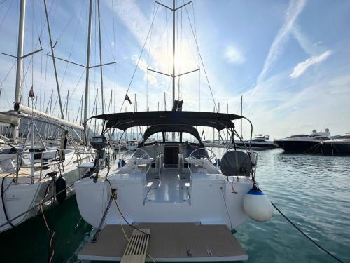Yacht Elan 45 Impression Yachtcharter in Marina Kastela