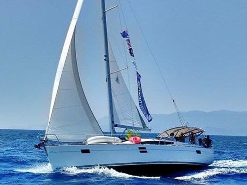 Segelboot Elan 444 Impression Yachtcharter in Yachthafen von Lavrio