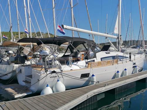 Segelyacht Elan 45 Impression Yachtcharter in Primosten