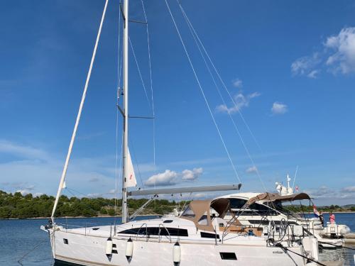 Segelyacht Elan 45 Impression chartern in Pirovac