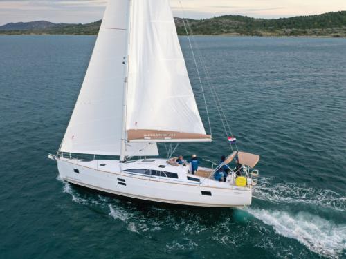 Yacht Elan 45 Impression chartern in Pirovac