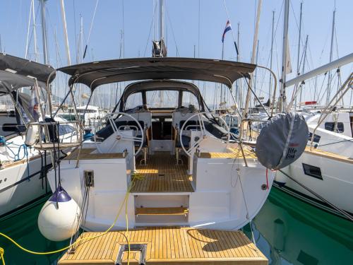 Segelyacht Elan 45 Impression chartern in Marina Kastela