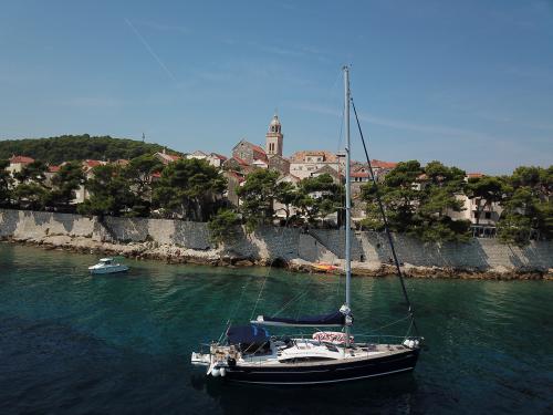 Segelyacht Elan 514 Impression Yachtcharter in Hafen von Ploce