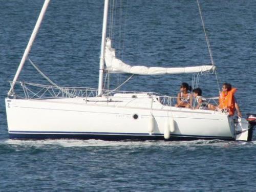 Sailing yacht First 211 for hire in Quiberon