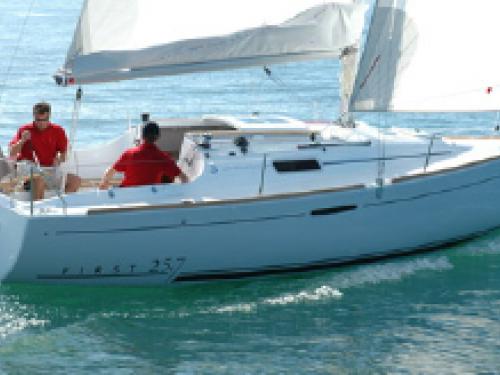Yacht First 25.7 for rent in Quiberon