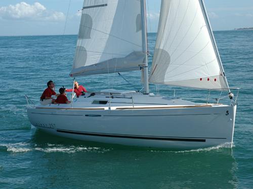 Sailing yacht First 25.7 for rent in La Trinite sur Mer