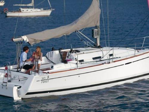 Sailing yacht First 30 for rent in La Rochelle