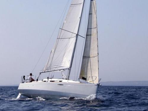 Segelboot First 30 chartern in Port des Minimes
