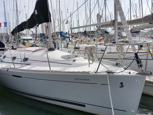 Segelyacht First 31.7 Yachtcharter in Hafen von Crouesty