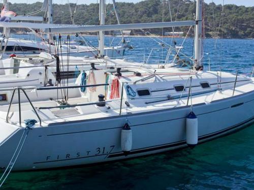 Segelboot First 31.7 chartern in Larmor Plage