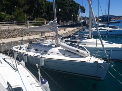 Segelyacht First 31.7 chartern in YC Marina