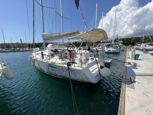 Segelyacht First 35 chartern in Pula