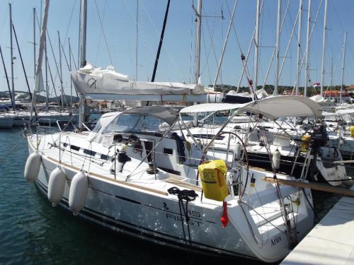 Yacht First 35 chartern in Jezera