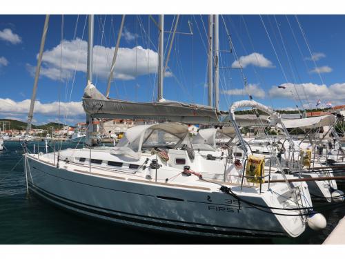 Segelboot First 35 Yachtcharter in ACI Marina Jezera