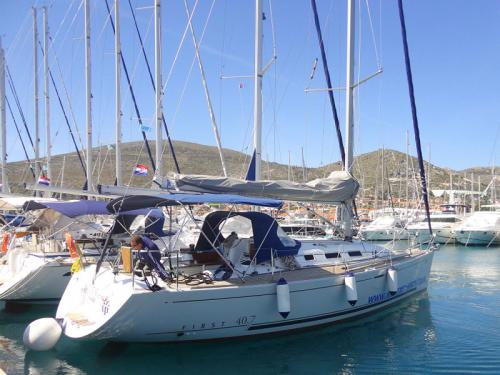 First 40.7 Segelyacht Charter Seget