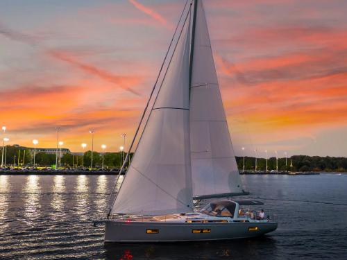 Segelboot First 44 chartern in Lavrio