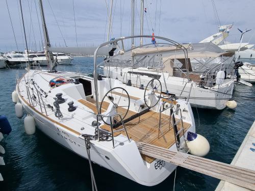 Segelboot First 45 chartern in Simuni