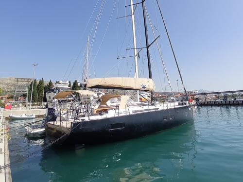 Motorboat First Yacht 53 for charter in Seget