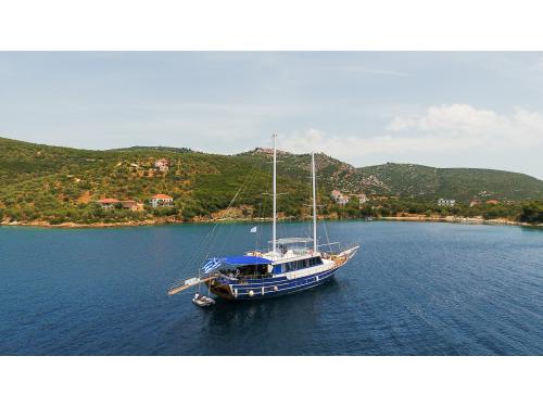Segelboot Gulet Yachtcharter in Hafen von Sostis