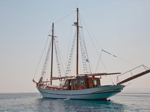 Yacht Gulet for charter in Zea Marina Yacht Gulet for charter in Zea Marina