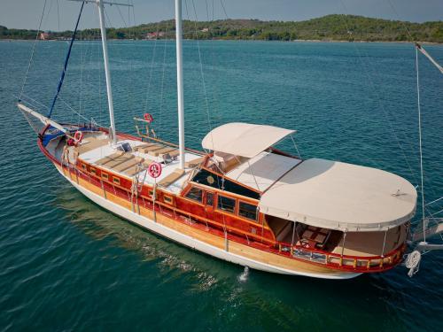 Sailing yacht Gulet for rent in Kastel Gomilica
