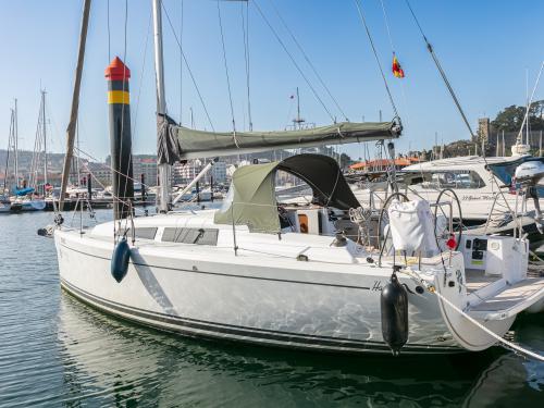 Sailing yacht Hanse 315 for hire in Baiona