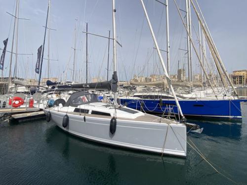 Sailing yacht Hanse 315 available for charter in Marseilles