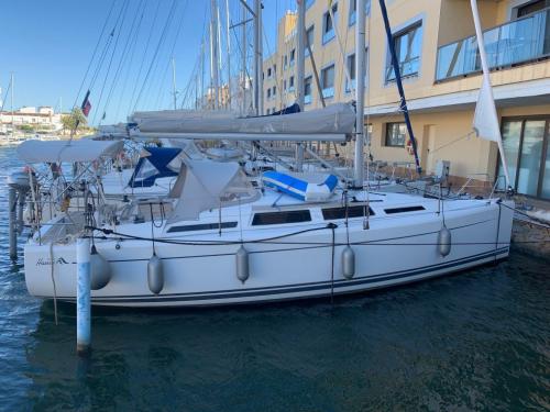 Yacht Hanse 345 available for charter in Roses